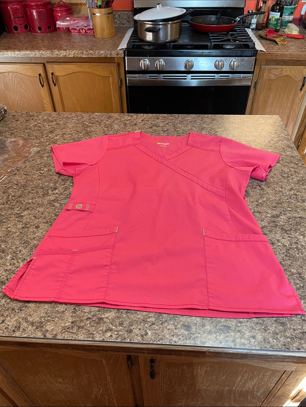 WonderWink V-Neck Short Sleeve Scrub Top in Bright Pink Size Medium - Picture 5 of 5